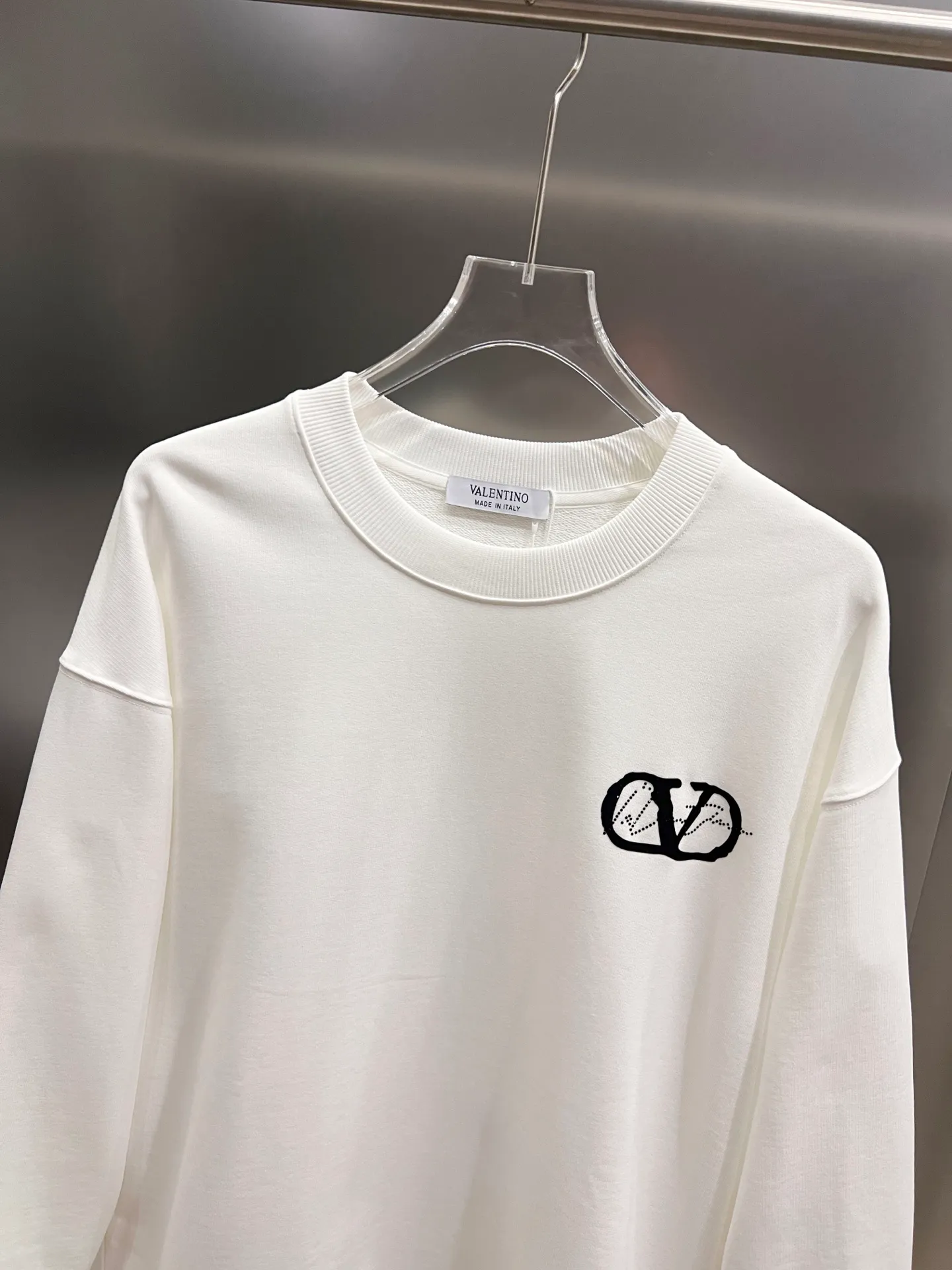 Valentino 2026 Autumn and Winter New Arrival round neck long-sleeved sweatshirt New Arrival logo Middle Eastern Australian diamond + flocking printing technology short-sleeved T-shirt Premium version! The custom-made fabrics at the counter are Breathable and have high comfort. The real thing is great🔥Same Style for men and women, loose version, Size S M L XL XXL, five sizes, Black White